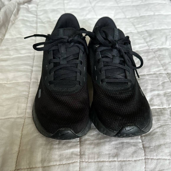 Nike Revolution 5 Triple Black Anthracite Sneakers Shoes BQ3204-001 - Picture 2 of 6